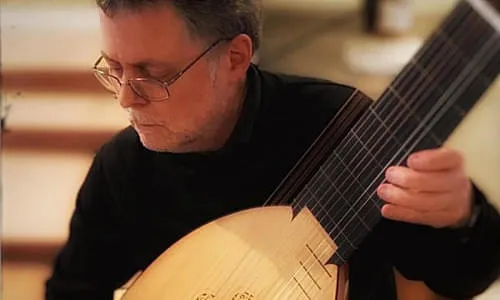Con-la-chitarra-in-mano